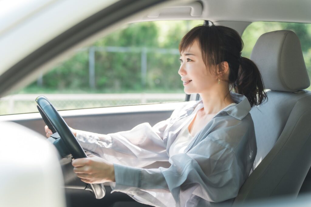 久しぶりに運転席に座り、ハンドルを握る女性