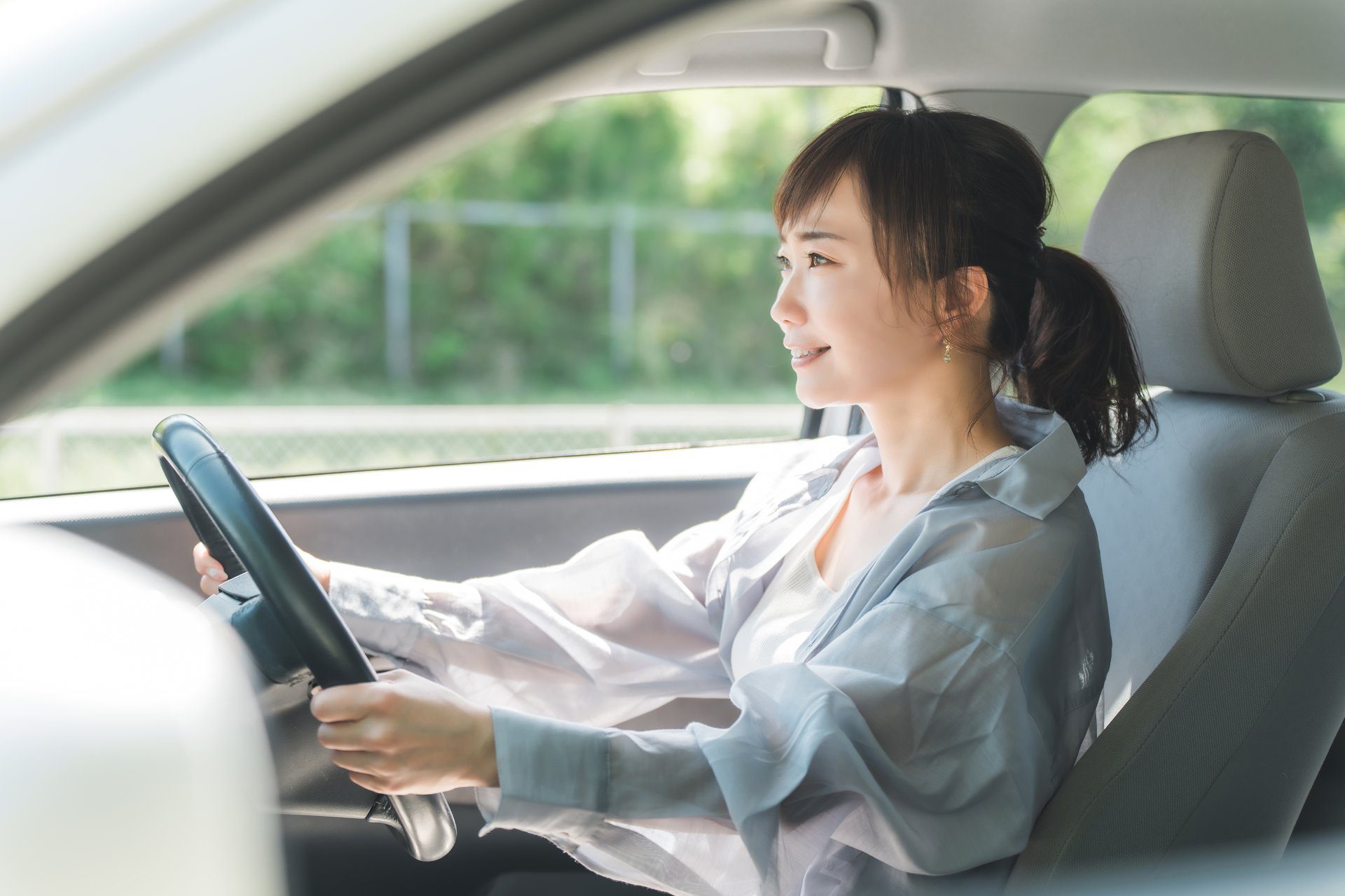 久しぶりに運転席に座り、ハンドルを握る女性